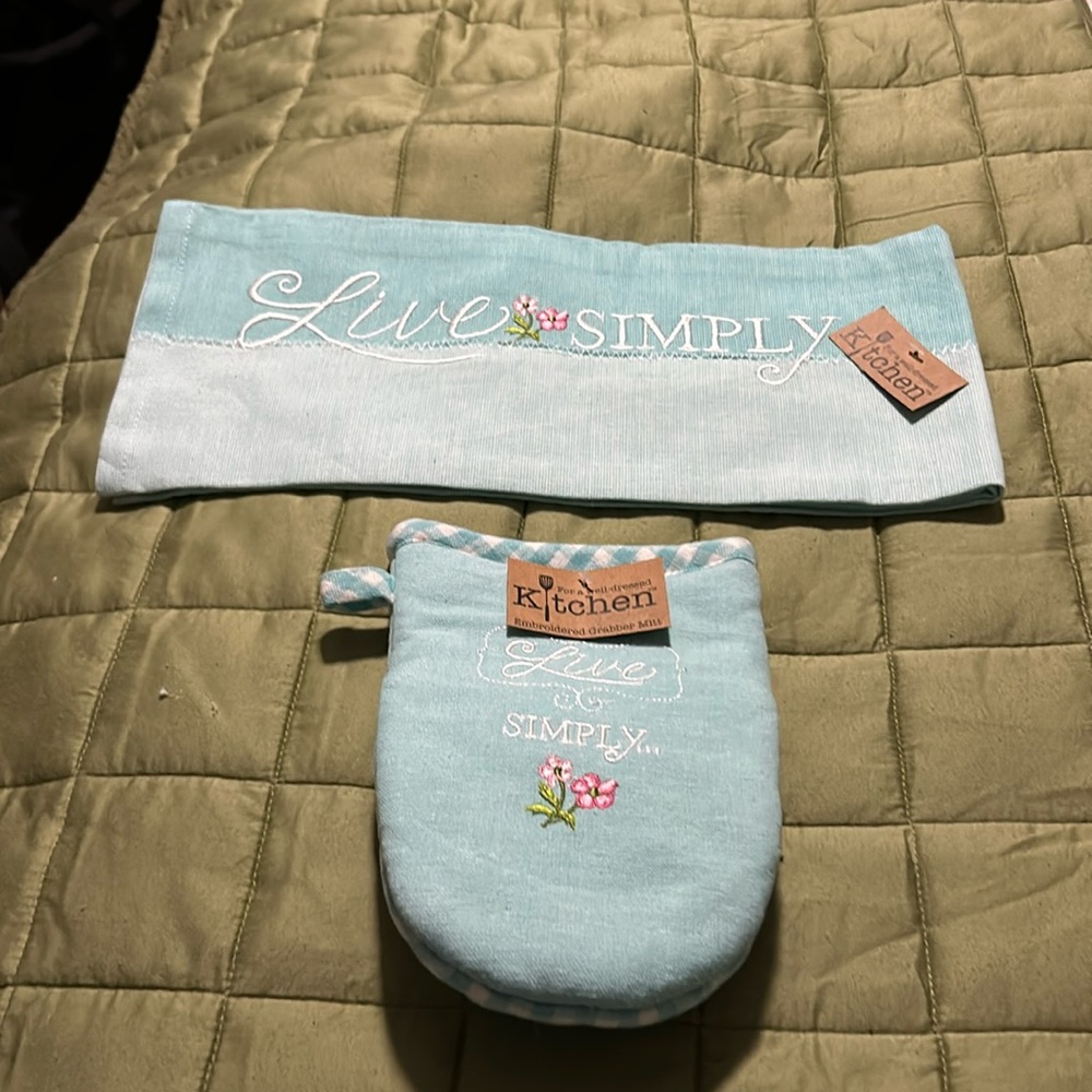 Embroidered grabber mitt and tea towel set nwt